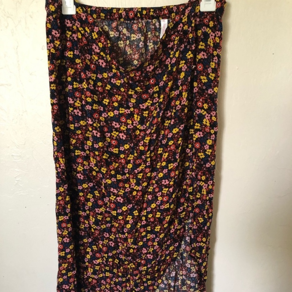 Midi floral skirt with side cutout, semi high low